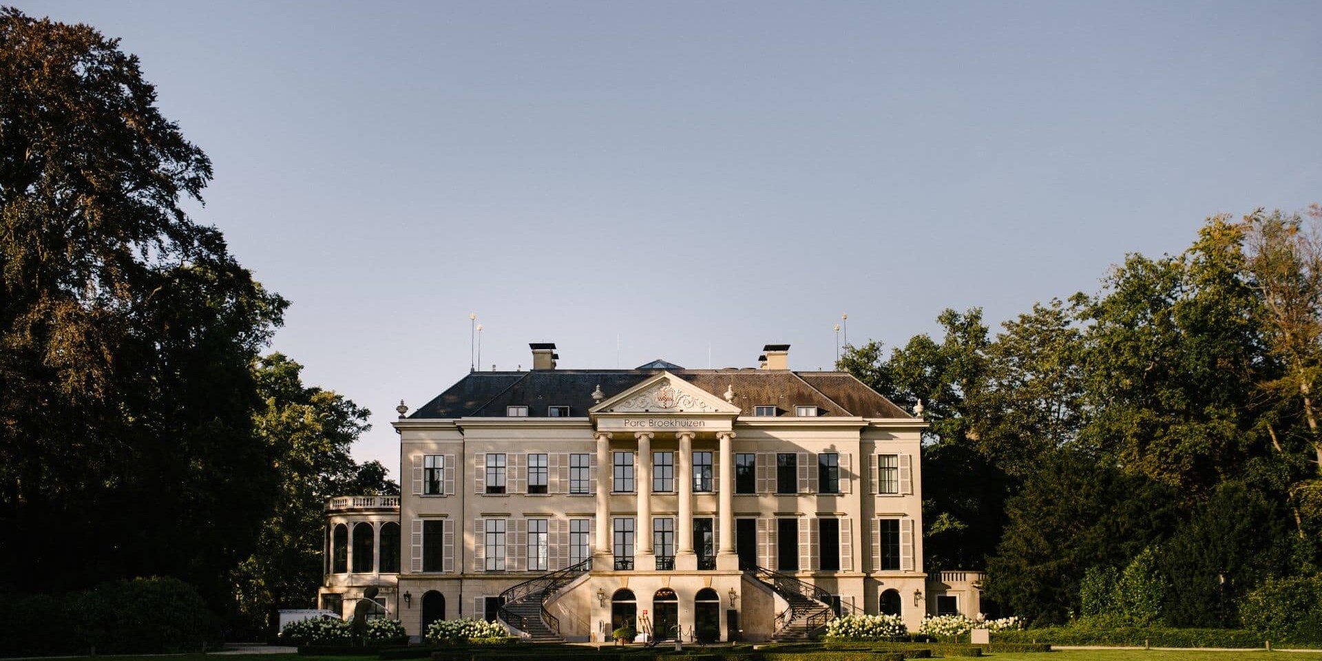 Terras Restaurant Voltaire Leersum Parc Broekhuizen kasteel landgoed historisch landhuis kasteelrestaurant kasteel Utrechtse Heuvelrug luxe kasteelhotel monumentaal landgoed buitenplaats terras met uitzicht fine dining Michelinrestaurant gastronomisch restaurant culinair landgoed luxe diner romantische locatie Nederland